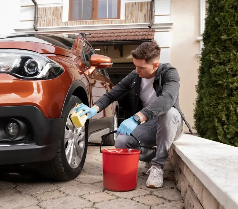 Lavage auto à domicile Ginestet : professionnel intervenant sur un véhicule